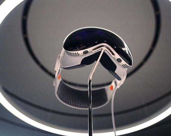 Бразильский хирург провел операцию в шлеме Apple Vision Pro