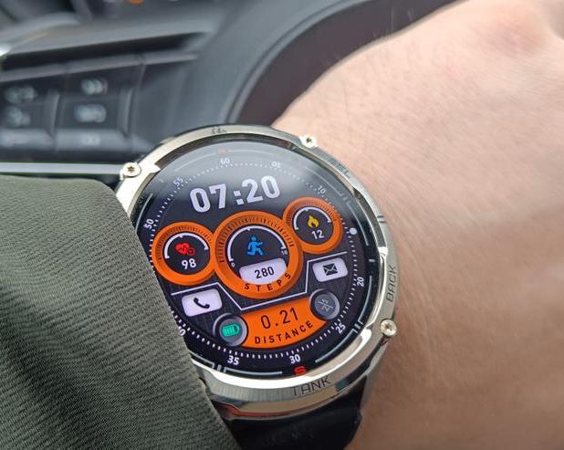 Стильный металлический корпус, удобное управление, встроенный GPS и все это в смарт