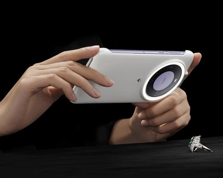 Министр торговли США высмеяла чипсет китайского флагманского смартфона Mate 60 Pro компании Huawei